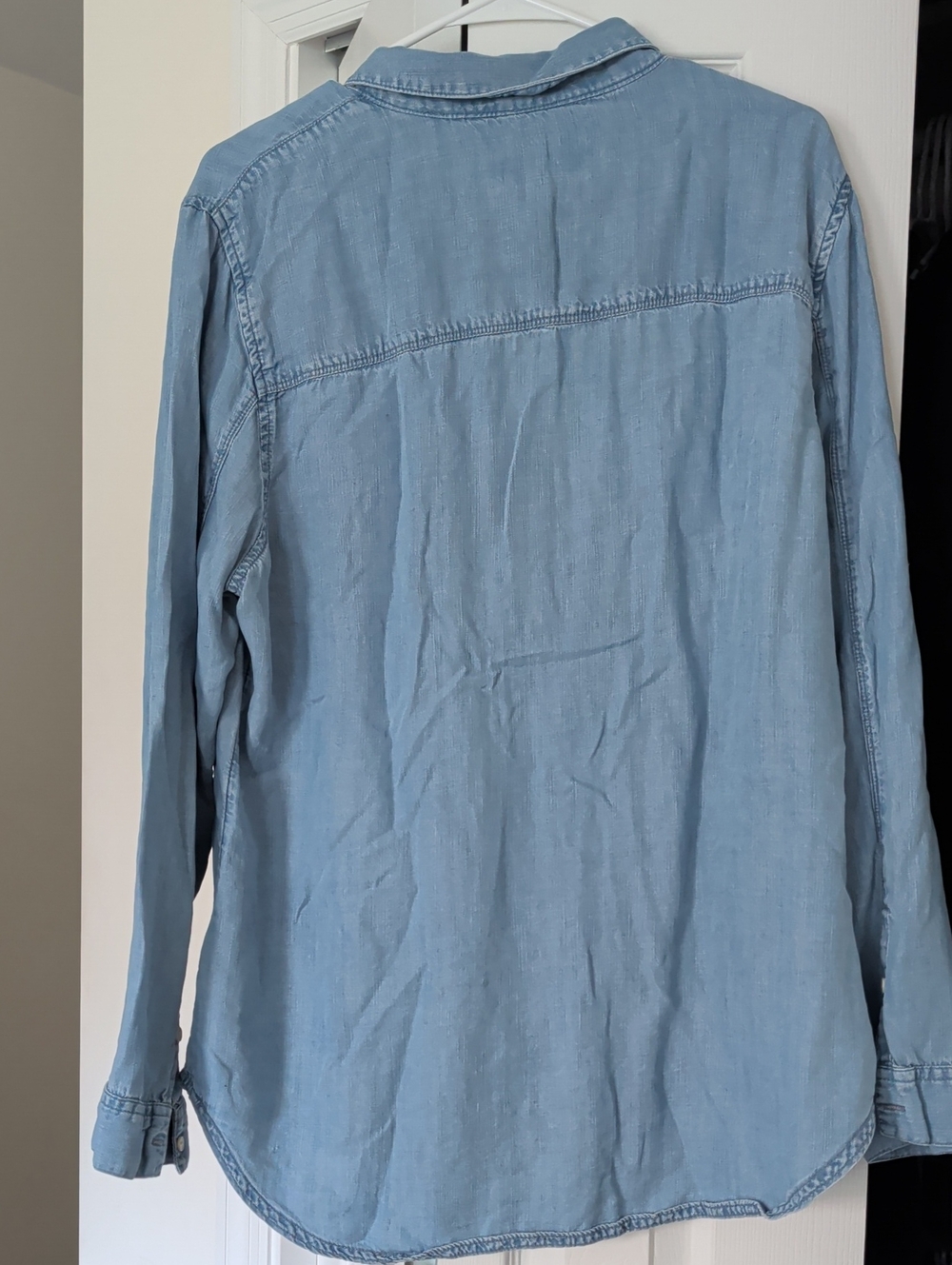 Banana Republic Light Blue Women's Chambray Button-Down Shirt - Picture 7 of 7
